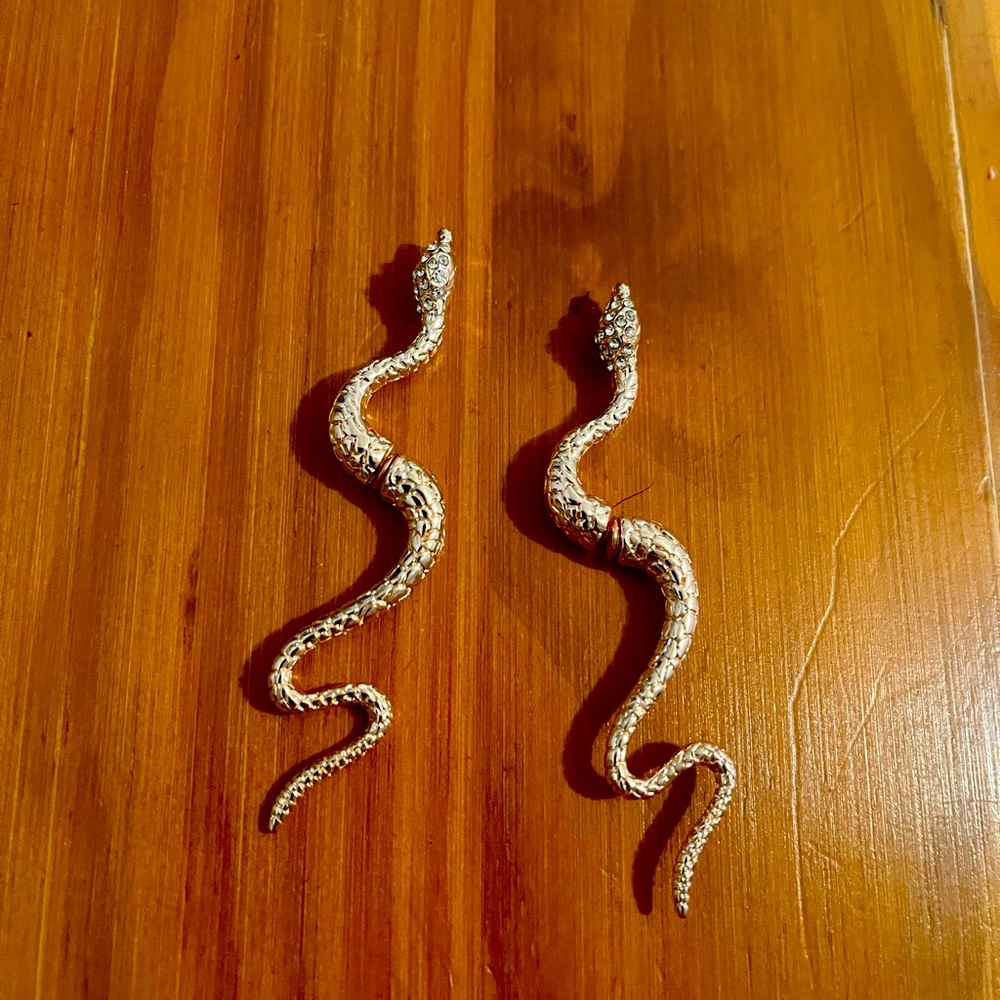 Very Taylor Swift 🐍 earrings - silver bejeweled snakes